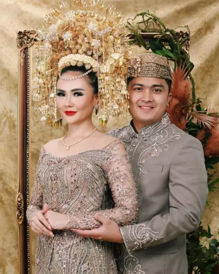 artis kenakan Suntiang Gadang © 2021 brilio.net artis kenakan Suntiang Gadang © 2021 brilio.net