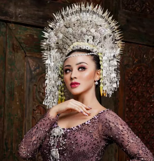 artis kenakan Suntiang Gadang © 2021 brilio.net artis kenakan Suntiang Gadang © 2021 brilio.net