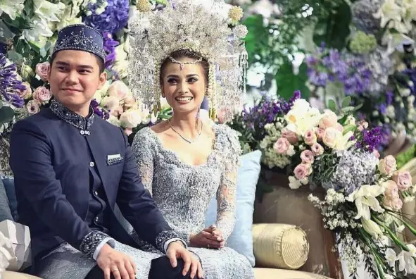 artis kenakan Suntiang Gadang © 2021 brilio.net artis kenakan Suntiang Gadang © 2021 brilio.net