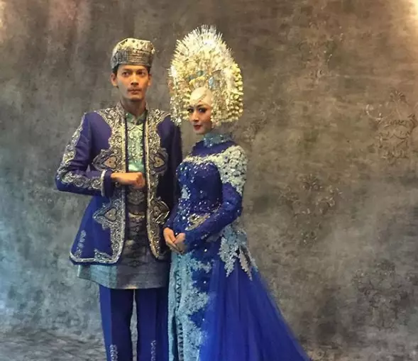 artis kenakan Suntiang Gadang © 2021 brilio.net artis kenakan Suntiang Gadang © 2021 brilio.net