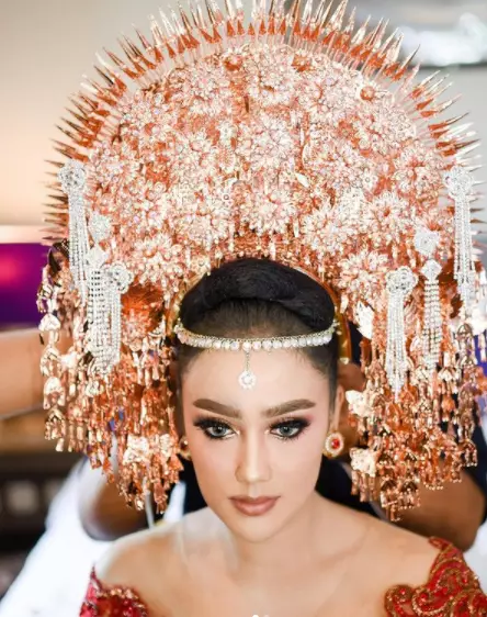 artis kenakan Suntiang Gadang © 2021 brilio.net artis kenakan Suntiang Gadang © 2021 brilio.net