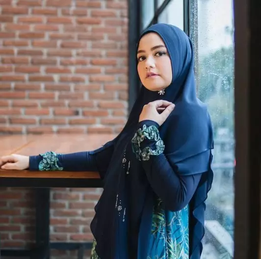 Potret terbaru 9 personel grup vokal wanita era 2000-an dari berbagai sumber Potret terbaru 9 personel grup vokal wanita era 2000-an dari berbagai sumber