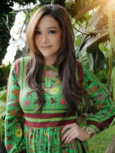 Potret terbaru 9 personel grup vokal wanita era 2000-an dari berbagai sumber Potret terbaru 9 personel grup vokal wanita era 2000-an dari berbagai sumber