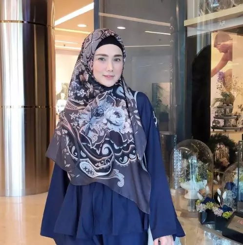 Potret terbaru 9 personel grup vokal wanita era 2000-an dari berbagai sumber Potret terbaru 9 personel grup vokal wanita era 2000-an dari berbagai sumber