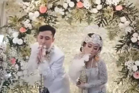 momen aksi mempelai atraksi Berbagai sumber