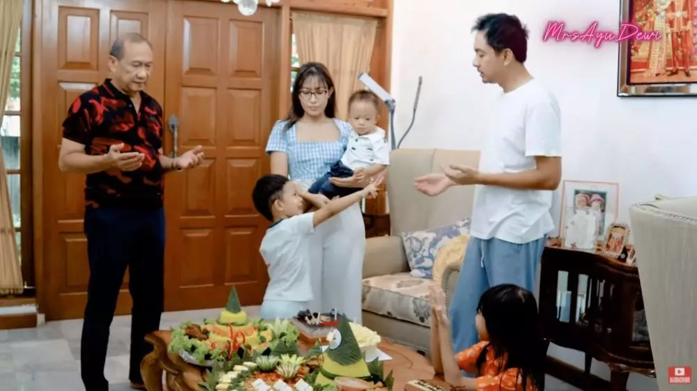 ulang tahun ayah Ayu Dewi © YouTube ulang tahun ayah Ayu Dewi © YouTube