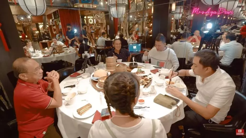 ulang tahun ayah Ayu Dewi © YouTube ulang tahun ayah Ayu Dewi © YouTube