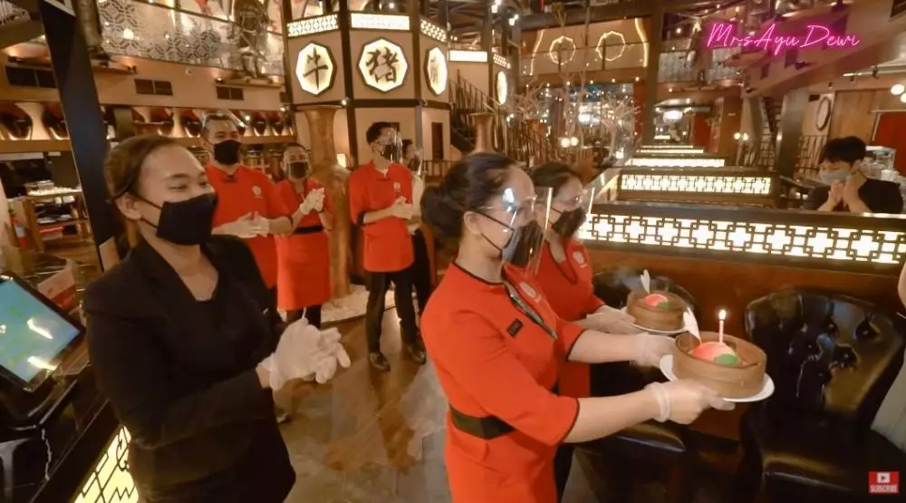 ulang tahun ayah Ayu Dewi © YouTube ulang tahun ayah Ayu Dewi © YouTube