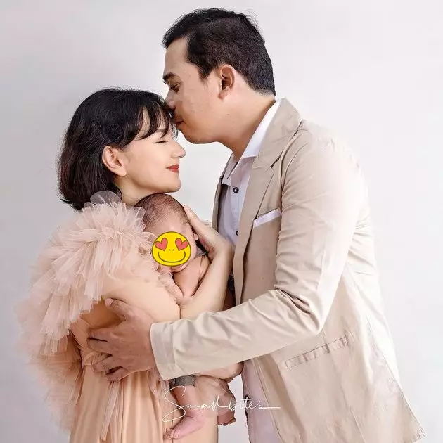 potret angelica simperler dan anak Berbagai sumber