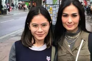 Potret Salshadilla Juwita tirukan pose Iis Dahlia era 90-an, ikonik