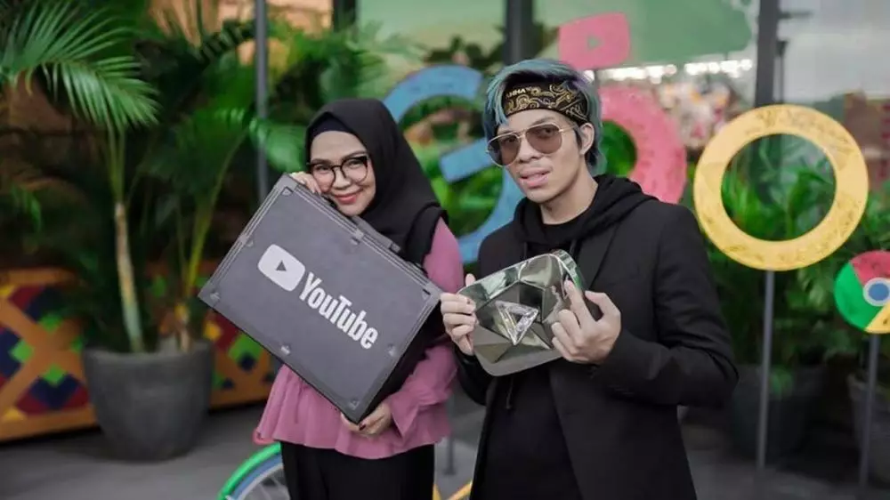 kebersamaan seleb dan manajer © instagram