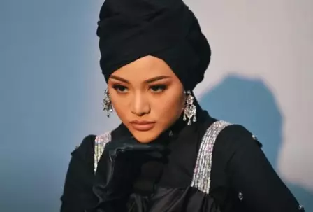 Gaya pemotretan Aurel pertama kali berhijab © Intsagram/@riomotret