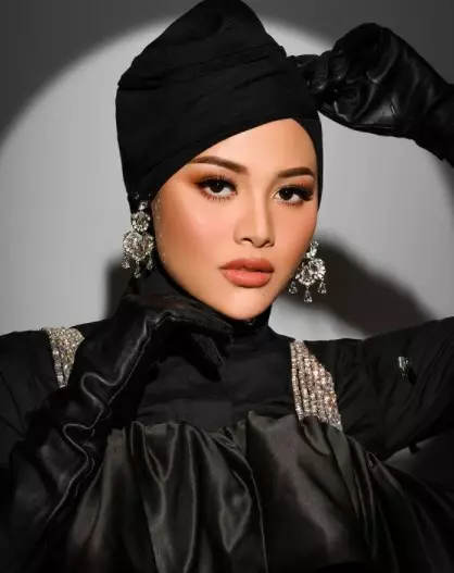 Gaya pemotretan Aurel pertama kali berhijab © Intsagram/@riomotret