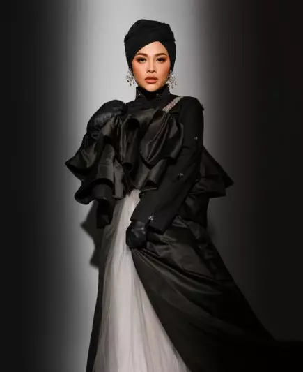 Gaya pemotretan Aurel pertama kali berhijab © Intsagram/@riomotret