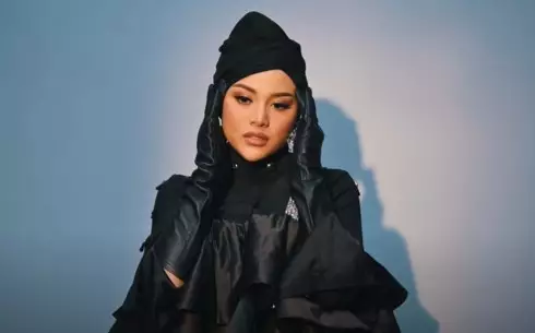 Gaya pemotretan Aurel pertama kali berhijab © Intsagram/@riomotret