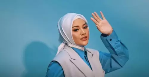 Gaya pemotretan Aurel pertama kali berhijab © Intsagram/@riomotret