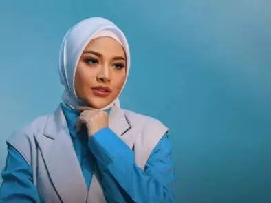 Gaya pemotretan Aurel pertama kali berhijab © Intsagram/@riomotret