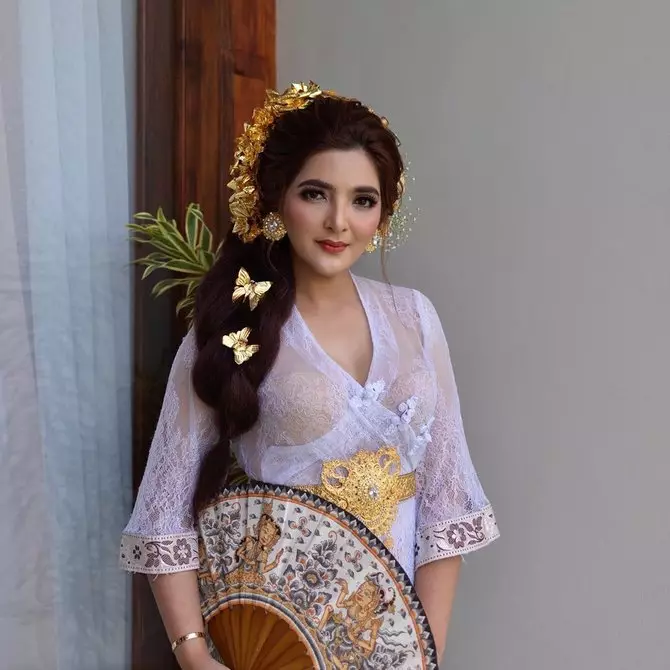 penyanyi wanita pakai baju adat Bali © berbagai sumber