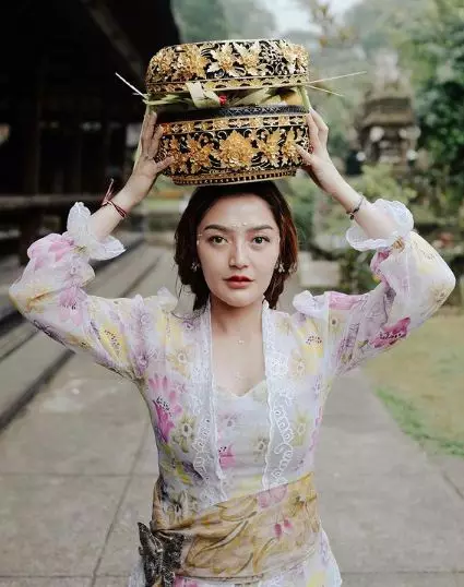 penyanyi wanita pakai baju adat Bali © berbagai sumber