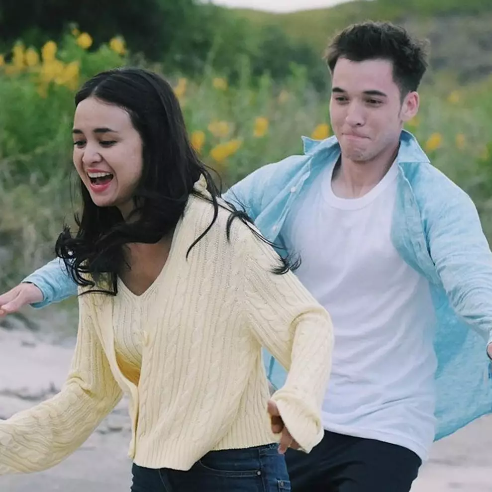 10 Potret kompak pemain Badai Pasti Berlalu di luar syuting