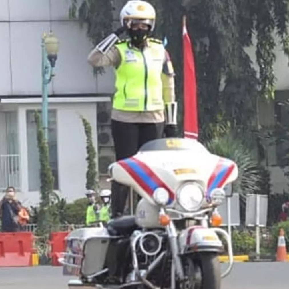 Ingat polwan viral freestyle di atas moge? Ini 10 potret terbarunya