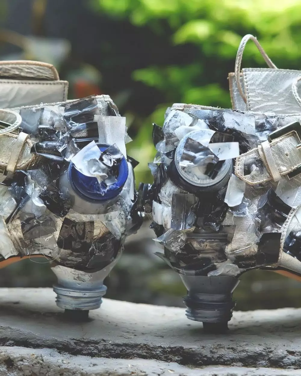 Momen Nadine Chandrawinata upcycle sepatu lawas © 2021 brilio.net