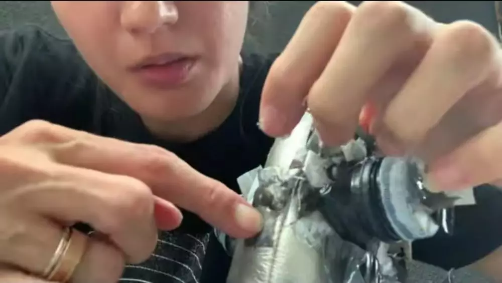 Momen Nadine Chandrawinata upcycle sepatu lawas © 2021 brilio.net