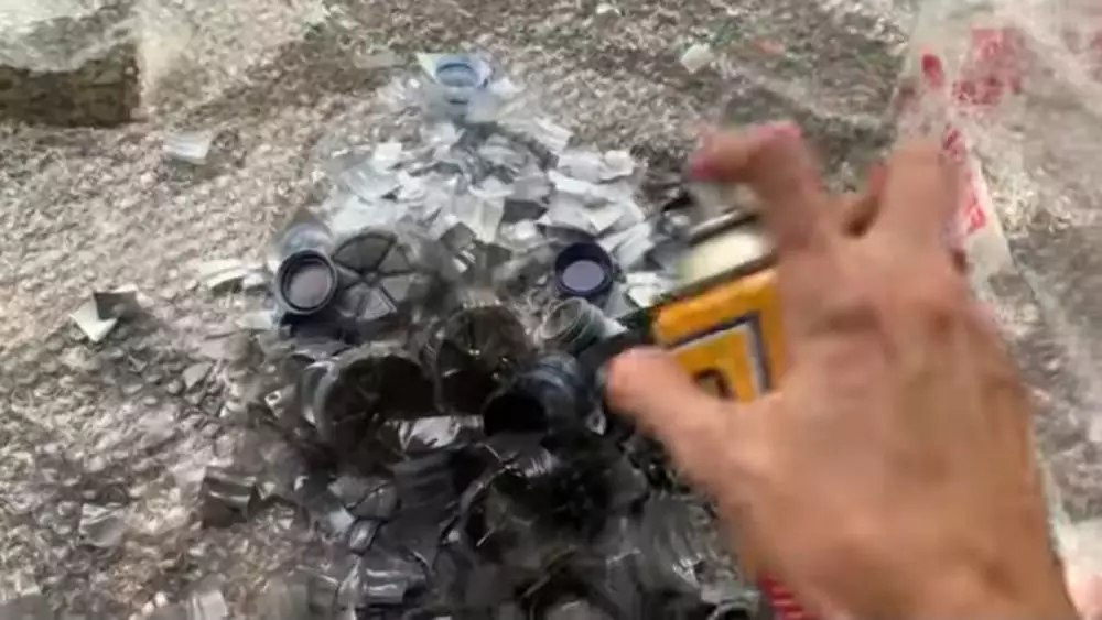 Momen Nadine Chandrawinata upcycle sepatu lawas © 2021 brilio.net