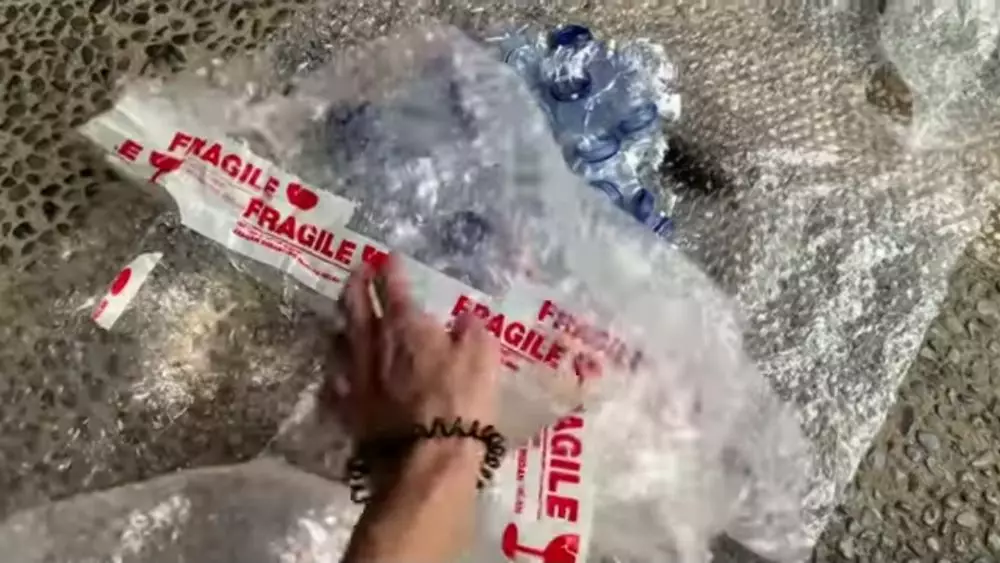 Momen Nadine Chandrawinata upcycle sepatu lawas © 2021 brilio.net