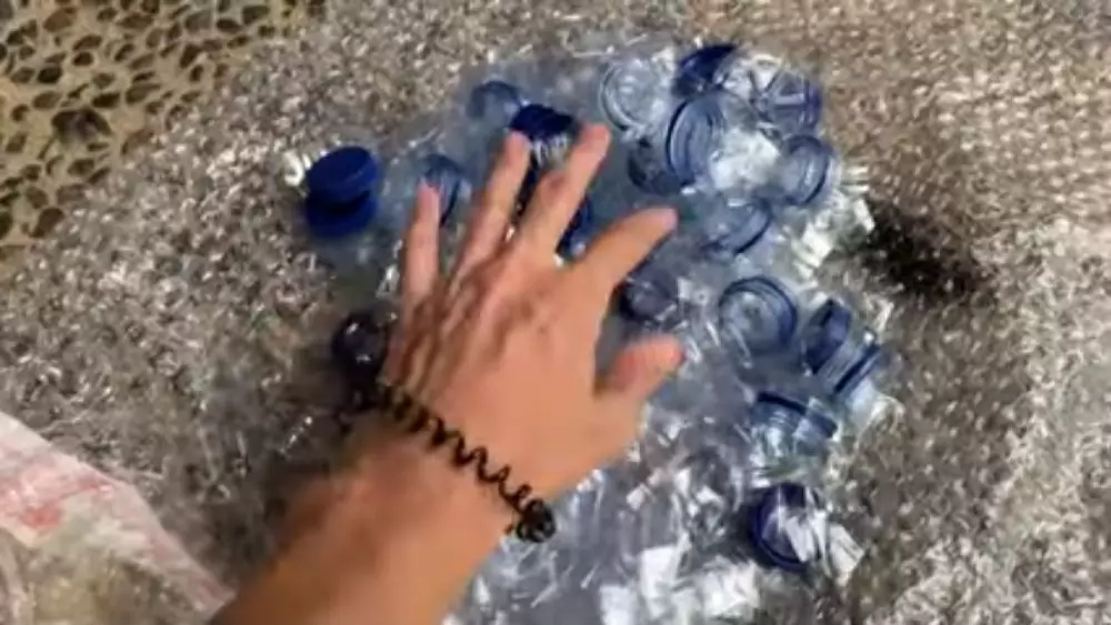 Momen Nadine Chandrawinata upcycle sepatu lawas © 2021 brilio.net