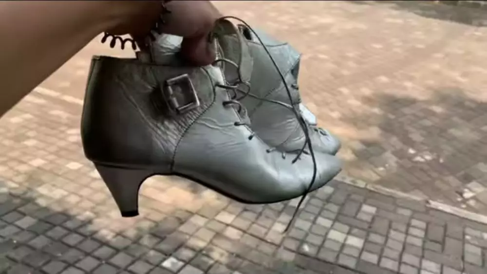 Momen Nadine Chandrawinata upcycle sepatu lawas © 2021 brilio.net