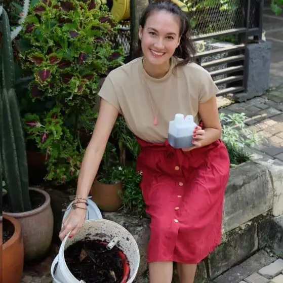 10 Momen Nadine Chandrawinata upcycle sepatu lawas, hasilnya kece abis
