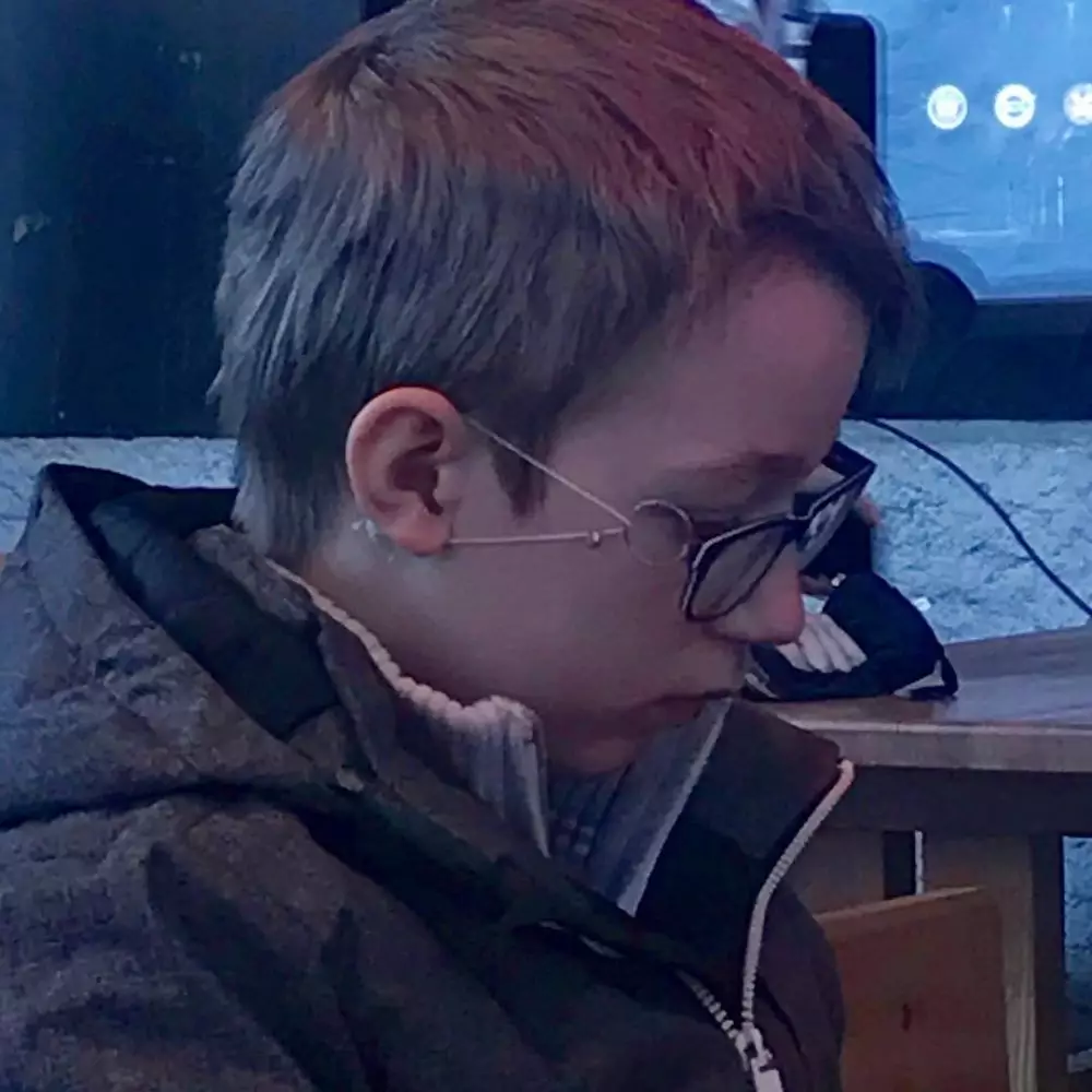 penampakan kacamata absurd © 2021 berbagai sumber penampakan kacamata absurd © 2021 berbagai sumber