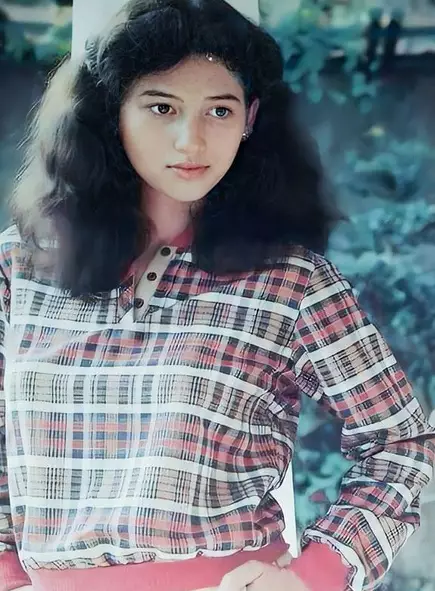 Gaya busana Meriam Bellina saat muda © 2021 brilio.net