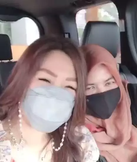 Julie dan Umi Yuni © Instagram