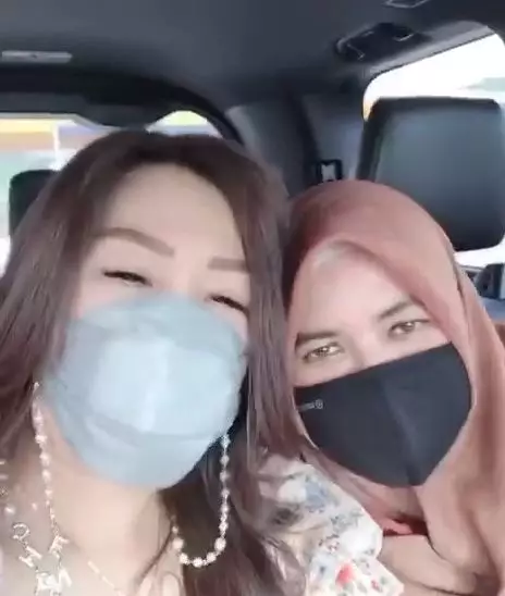 Julie dan Umi Yuni © Instagram