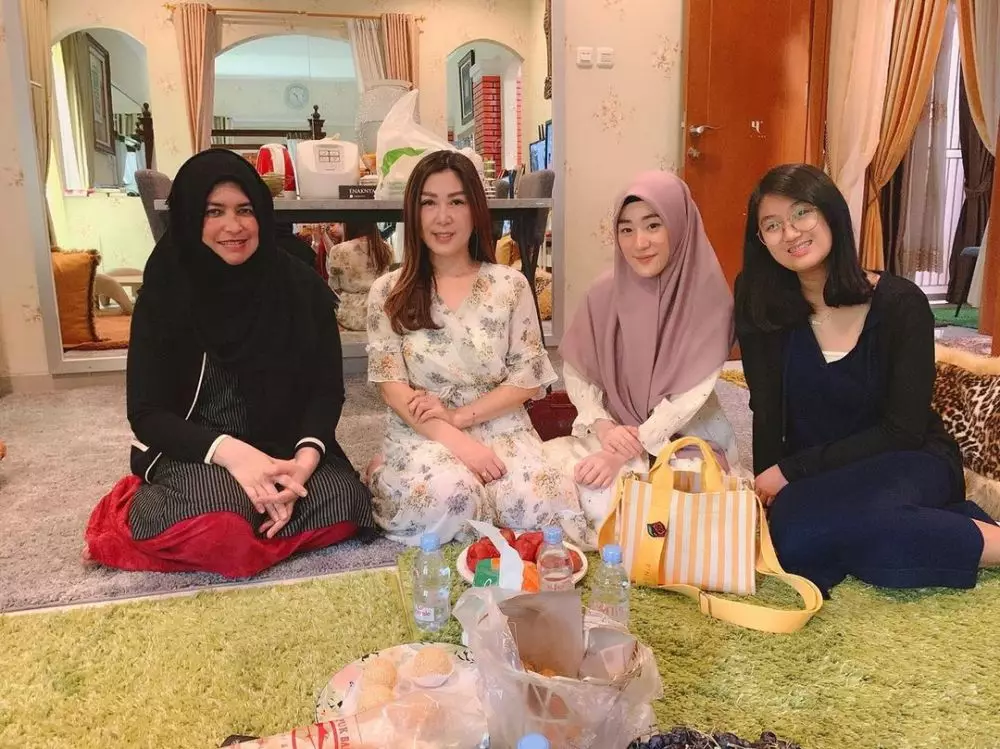 Julie dan Umi Yuni © Instagram