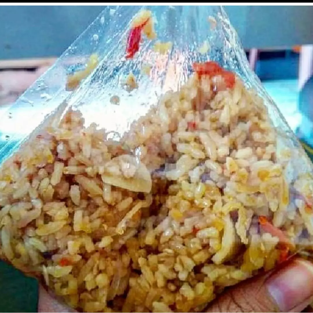 10 Momen nyeleneh makan dari plastik ini lucunya bikin tepuk jidat