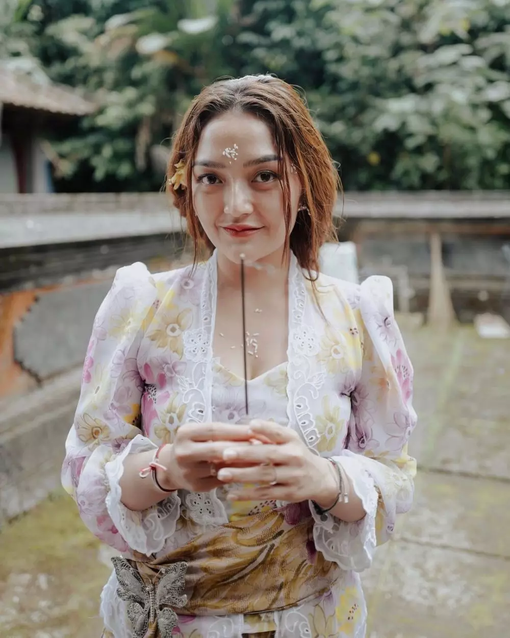 Siti Badriah belajar budaya Bali © Instagram