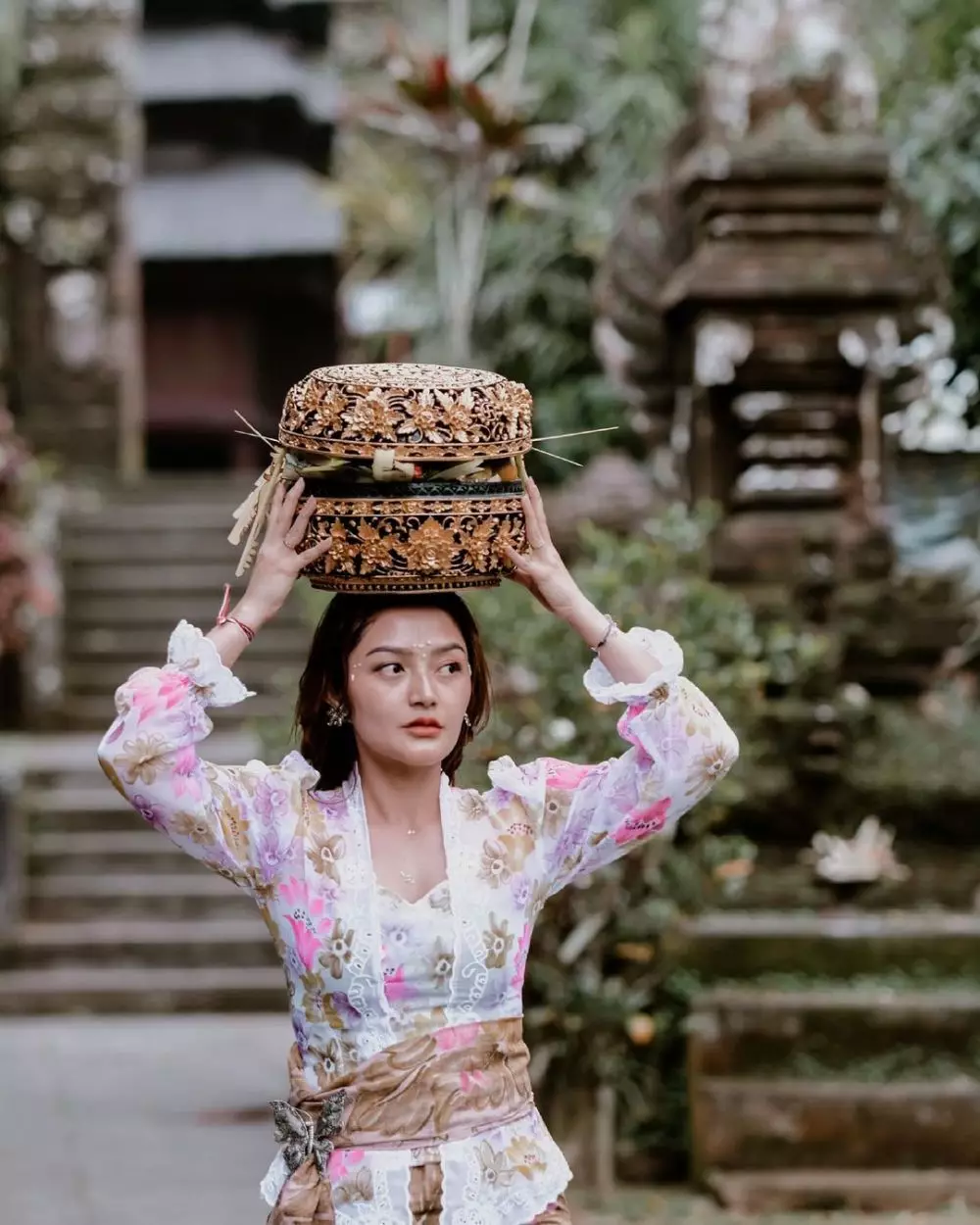 Siti Badriah belajar budaya Bali © Instagram
