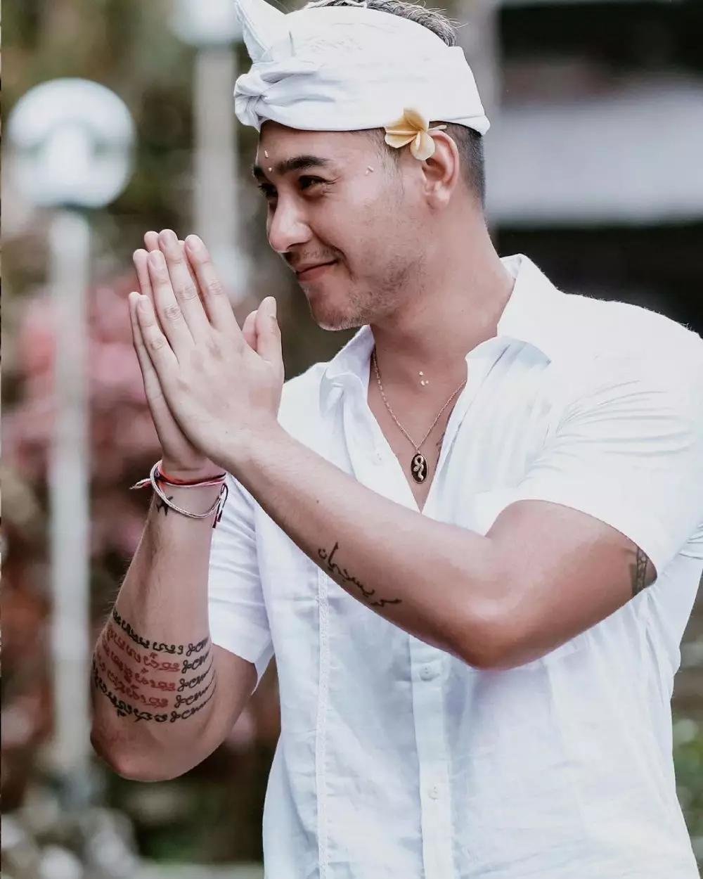 Siti Badriah belajar budaya Bali © Instagram