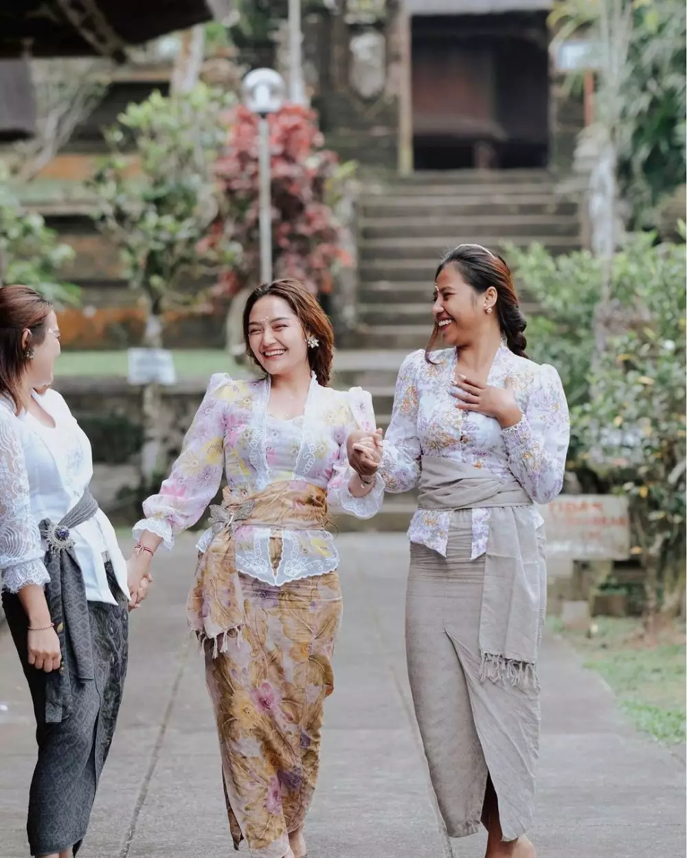Siti Badriah belajar budaya Bali © Instagram