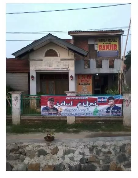 Tulisan di spanduk rumah dijual © berbagai sumber