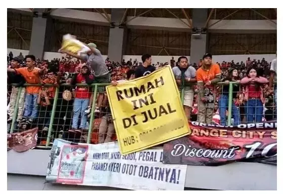 Tulisan di spanduk rumah dijual © berbagai sumber