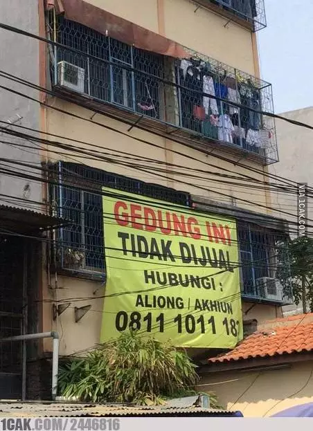 Tulisan di spanduk rumah dijual © berbagai sumber