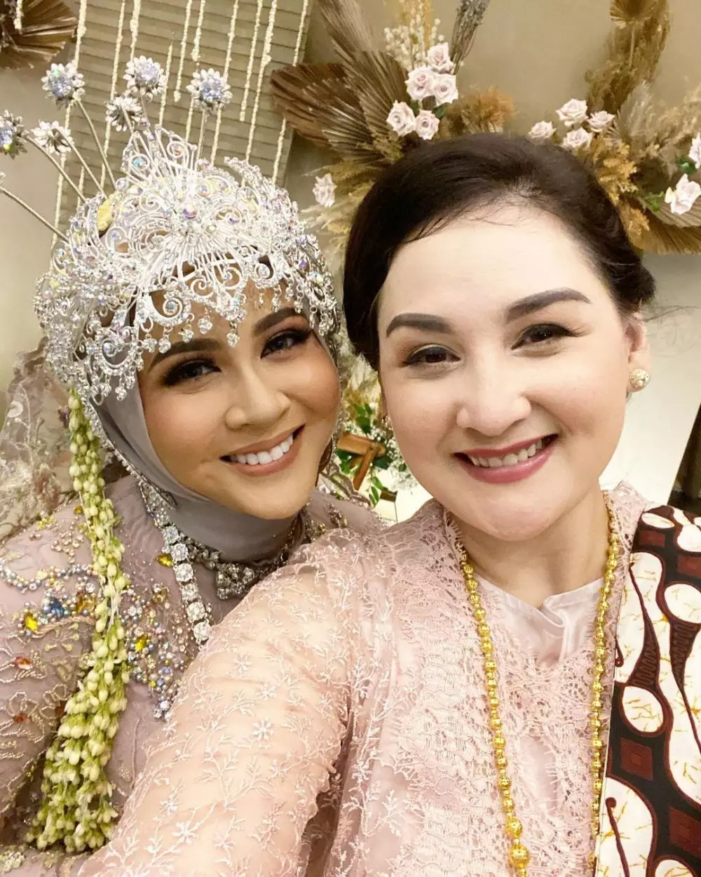 Potret Mona Ratuliu bermakeup tebal Instagram  © 2021 brilio.net Potret Mona Ratuliu bermakeup tebal Instagram  © 2021 brilio.net