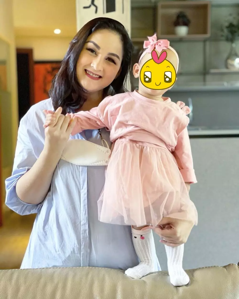 Potret Mona Ratuliu bermakeup tebal Instagram  © 2021 brilio.net Potret Mona Ratuliu bermakeup tebal Instagram  © 2021 brilio.net