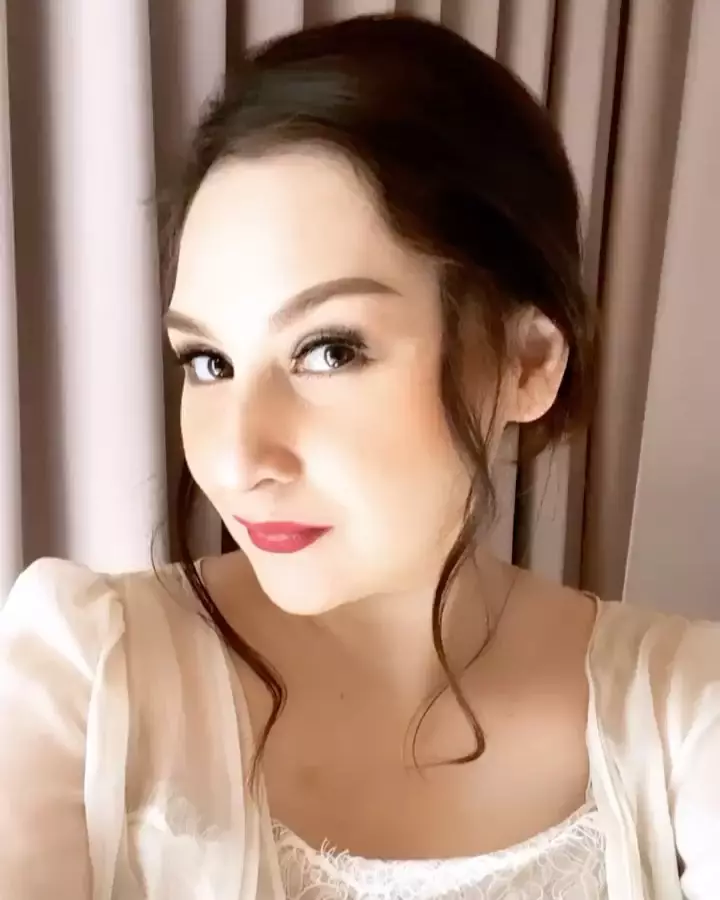 Potret Mona Ratuliu bermakeup tebal Instagram  © 2021 brilio.net Potret Mona Ratuliu bermakeup tebal Instagram  © 2021 brilio.net