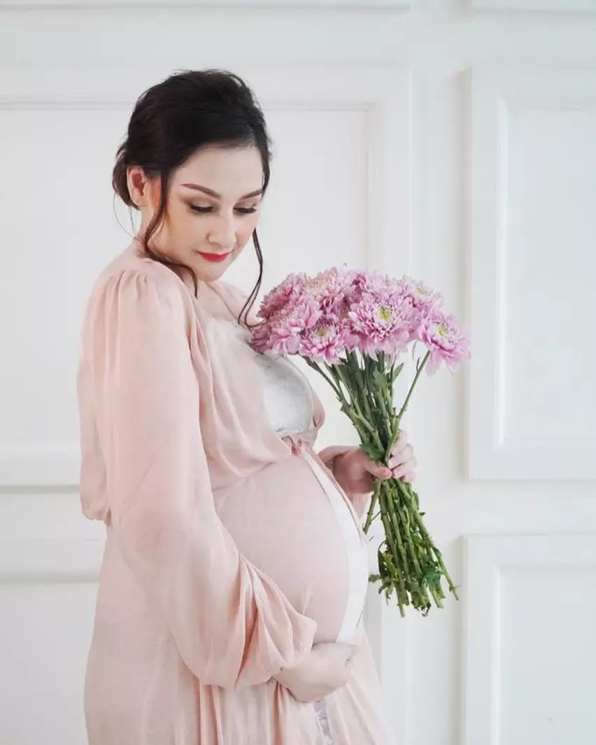 Potret Mona Ratuliu bermakeup tebal Instagram  © 2021 brilio.net Potret Mona Ratuliu bermakeup tebal Instagram  © 2021 brilio.net