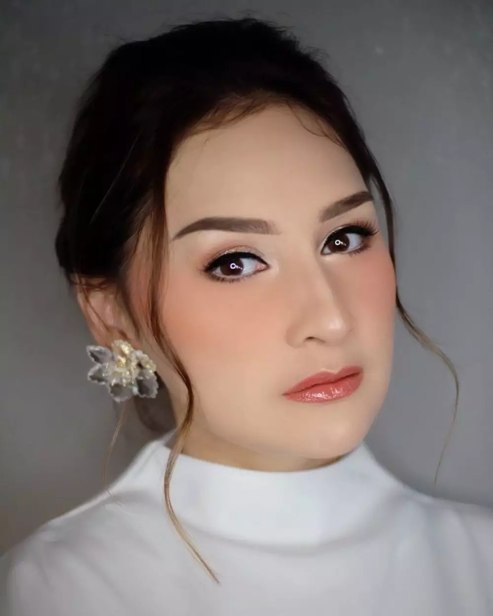 Potret Mona Ratuliu bermakeup tebal Instagram  © 2021 brilio.net Potret Mona Ratuliu bermakeup tebal Instagram  © 2021 brilio.net